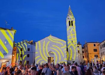 ZVIZDE, SVIĆE I FERALI Noćni spektakl u Fažani!