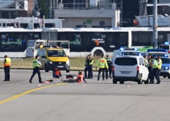 Zalijepili se za pistu u Frankfurtu: Klimatski prosvjed i otkazanih 140 letova