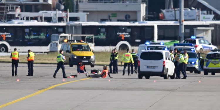Zalijepili se za pistu u Frankfurtu: Klimatski prosvjed i otkazanih 140 letova