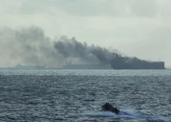 Zapalila su se 2 naftna tankera kod Singapura, mornarica spašava posadu