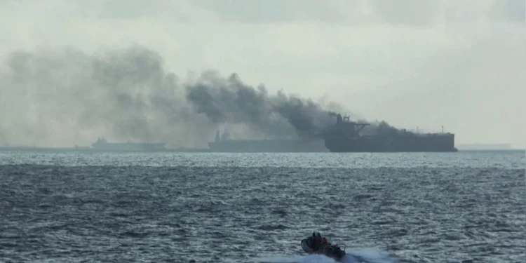 Zapalila su se 2 naftna tankera kod Singapura, mornarica spašava posadu