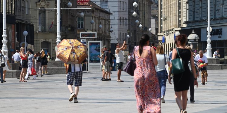 Zbog ekstremnih vrućina u Hrvatskoj oglašen crveni alarm: ‘Vrijeme je izuzetno opasno’