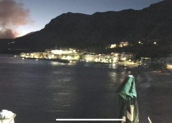 Zbog požara u Tučepima je zatvorena cesta