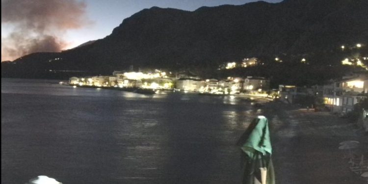 Zbog požara u Tučepima je zatvorena cesta