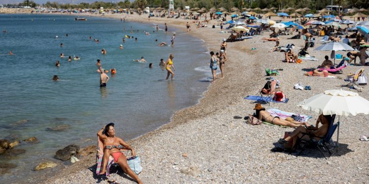 Zbog prizora na plaži mislila da sanja: ‘Peku paprike, vrište narodnjaci, ogovaraju selo’