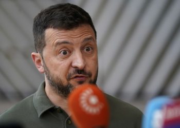 Zelenski se žali na ‘sporu’ američku vojnu pomoć — RT World News