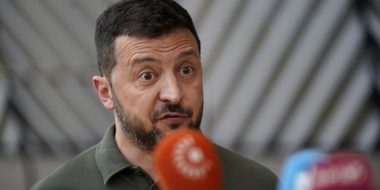 Zelenski se žali na ‘sporu’ američku vojnu pomoć — RT World News