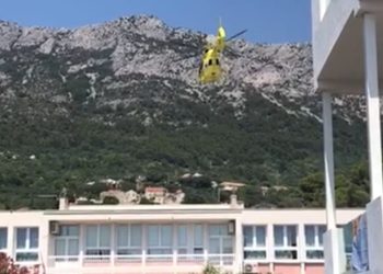 Žena se utapala u moru kod Gradca, reanimirali je kupači, preminula u helikopteru za bolnicu