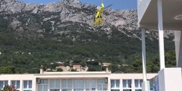 Žena se utapala u moru kod Gradca, reanimirali je kupači, preminula u helikopteru za bolnicu