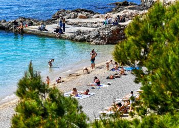 Zgroženi mještanin snimio užas na hrvatskoj plaži: ‘Postavljeni su doslovno u moru’