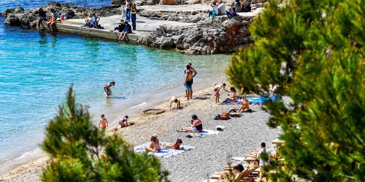 Zgroženi mještanin snimio užas na hrvatskoj plaži: ‘Postavljeni su doslovno u moru’