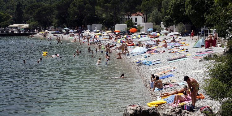 Zmija izazvala uzbunu na plaži: ‘Zatuka ju je ovećon stinom, pračovjek je pobijedio’