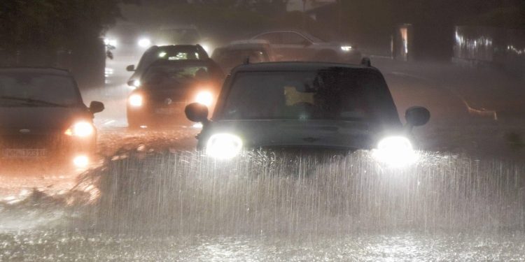 VELIKE ŠTETE U SREDIŠNJOJ EUROPI Dvoje mrtvih u odronima u Slovačkoj, tuča u Bavarskoj, u Austriji sijevnulo 20 tisuća munja | NACIONAL.HR