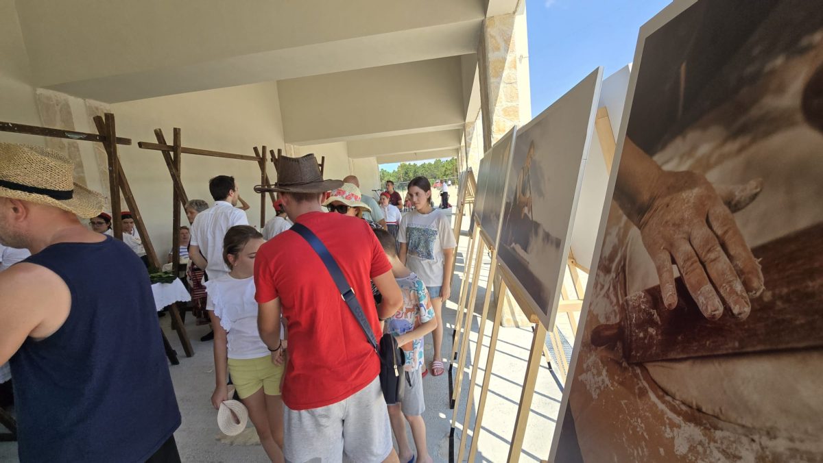 benkovac izlozba pecat  51