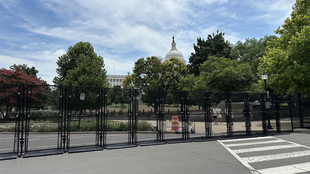 Captiol s ogradama oko njega
