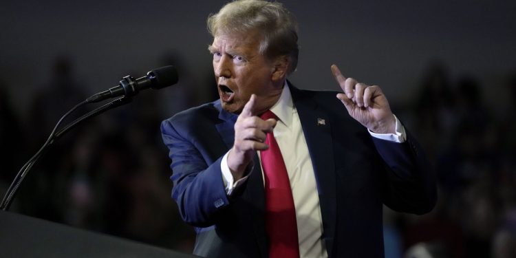 Trump oštro napao slavnu pjevačicu jer je podržala Kamalu: ‘Mrzim Taylor Swift’