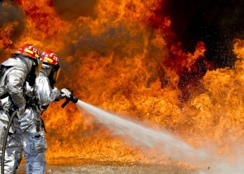 U BORBI S VATROM 13 KANADERA Požar na drugom najvećem grčkom otoku, evakuirano nekoliko sela | NACIONAL.HR