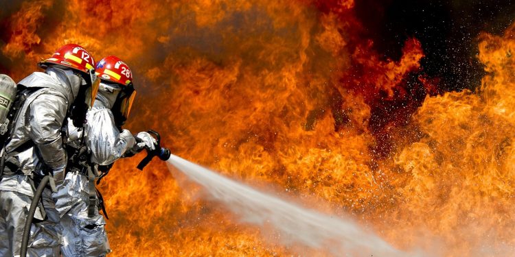 U BORBI S VATROM 13 KANADERA Požar na drugom najvećem grčkom otoku, evakuirano nekoliko sela | NACIONAL.HR