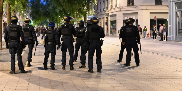 U STRAHU SU VELIKE OČI Francuska će rasporediti još policajaca kako bi spriječili nerede nakon izbora | NACIONAL.HR