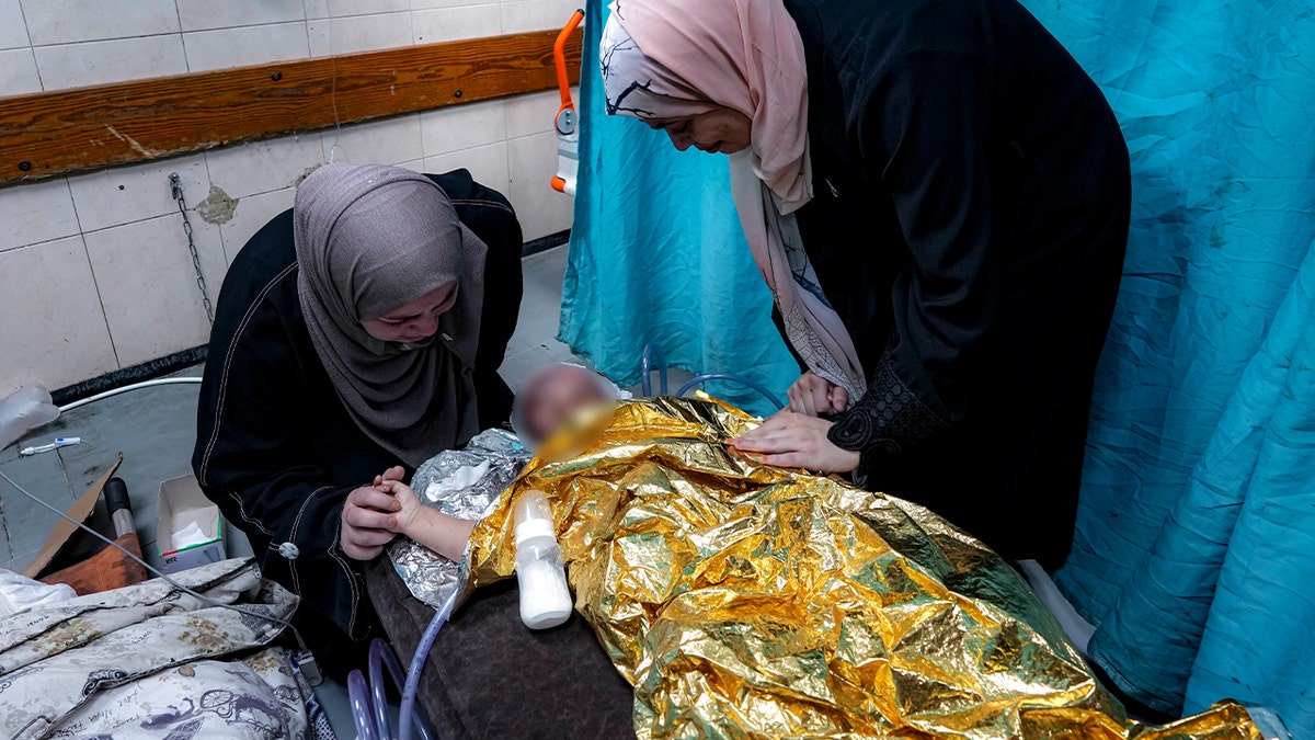 članovi obitelji brinu o ranjenom djetetu koje se liječi