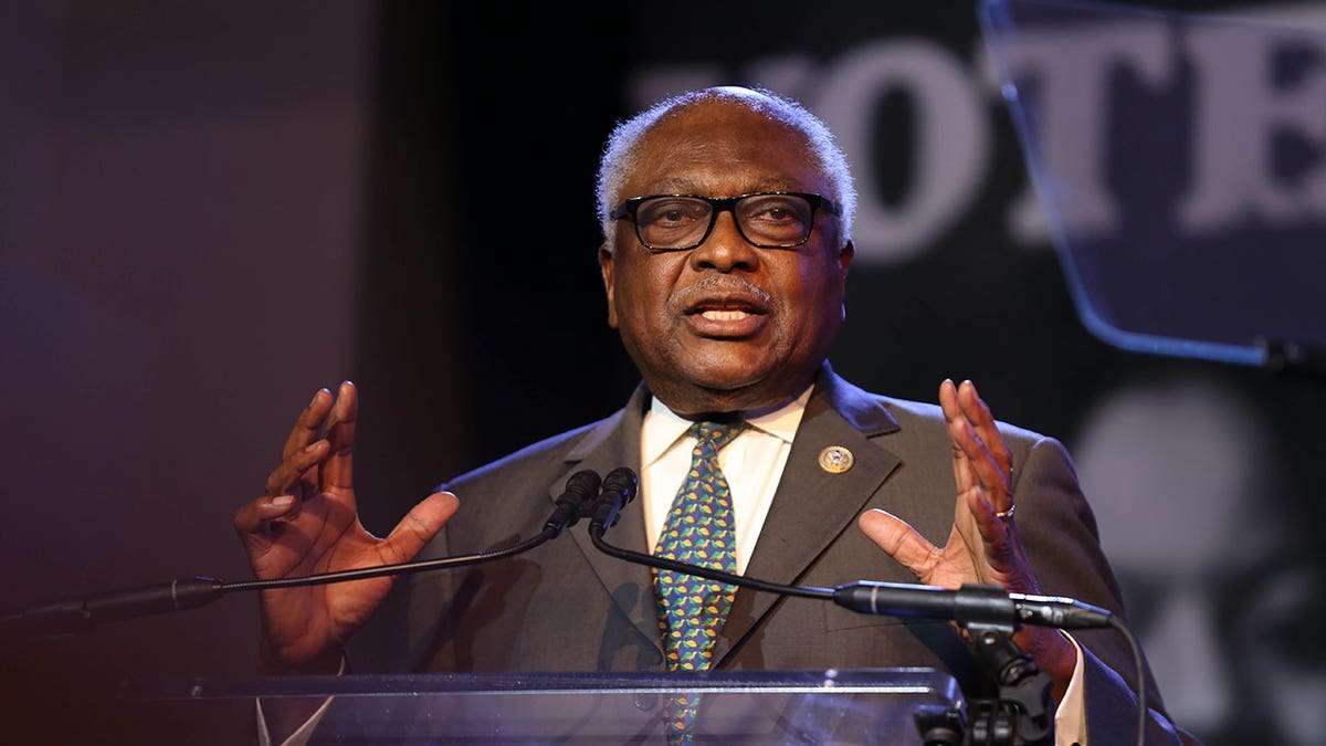 Zastupnik Jim Clyburn podiže ruke tijekom govora