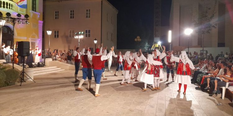 Ples i pjesma ispred splitskog kazališta. Pogledajte atmosferu