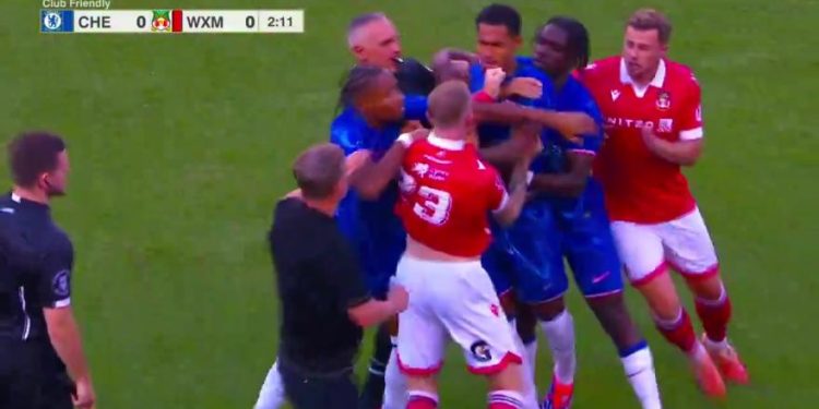 luda tučnjava u prijateljskoj utakmici nakon 2′