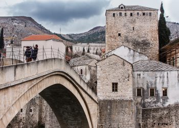 POŽAR KOD MOSTARA Gore niska trava, makija i šuma: Zbog rekordnih temperatura prijete redukcije vode | NACIONAL.HR