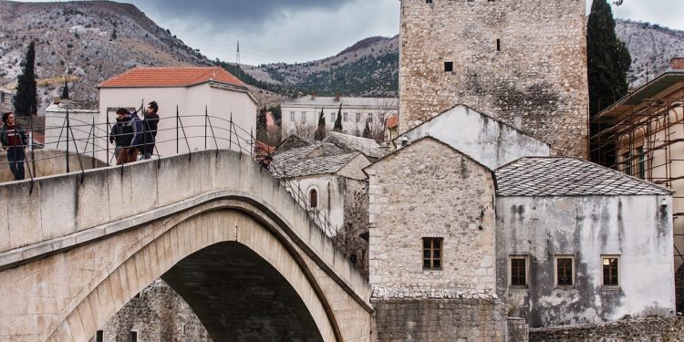 POŽAR KOD MOSTARA Gore niska trava, makija i šuma: Zbog rekordnih temperatura prijete redukcije vode | NACIONAL.HR