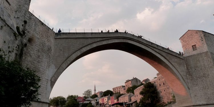 MOSTAR Šesti dan zaredom temperatura iznad 40 stupnjeva, na snazi crveni meteoalarm | NACIONAL.HR