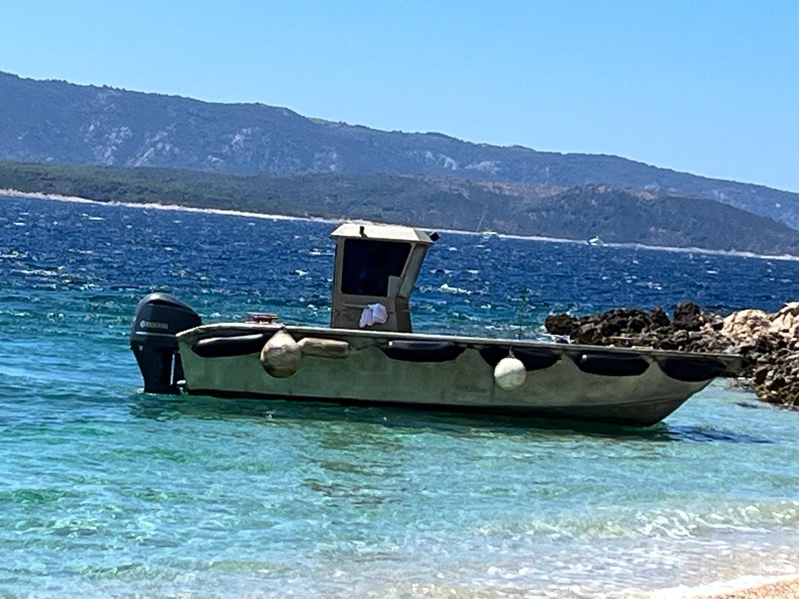 Šef TZ Bol: "Ovi muškarci upravo su izvršili desant na bračku plažu i krenuli krasti žalo!"