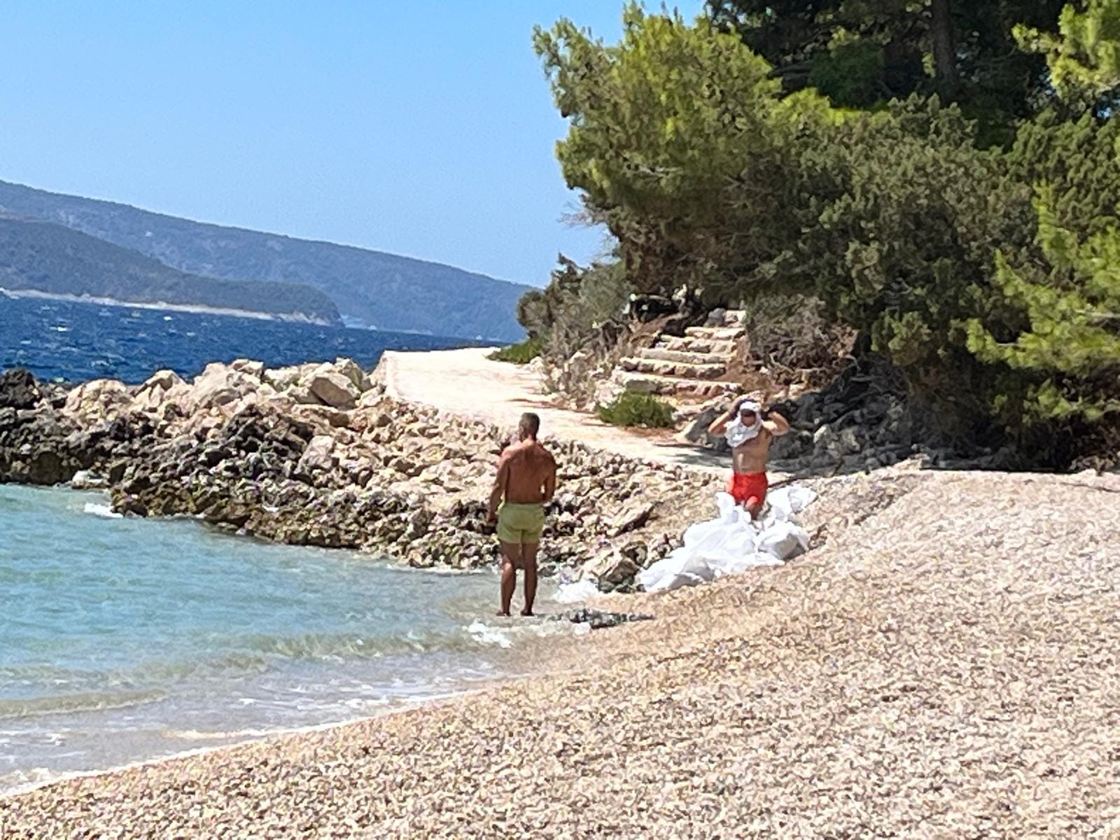 Šef TZ Bol: "Ovi muškarci upravo su izvršili desant na bračku plažu i krenuli krasti žalo!"