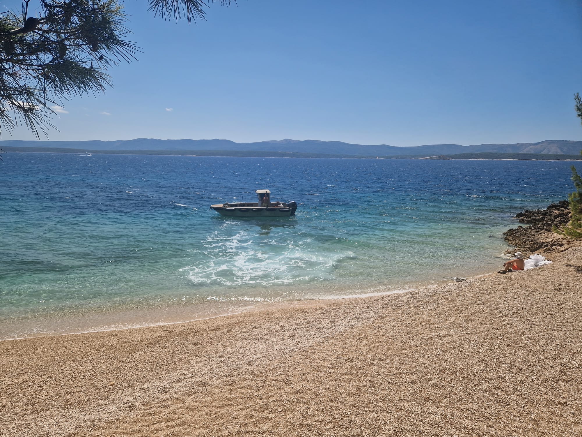 Šef TZ Bol: "Ovi muškarci upravo su izvršili desant na bračku plažu i krenuli krasti žalo!"