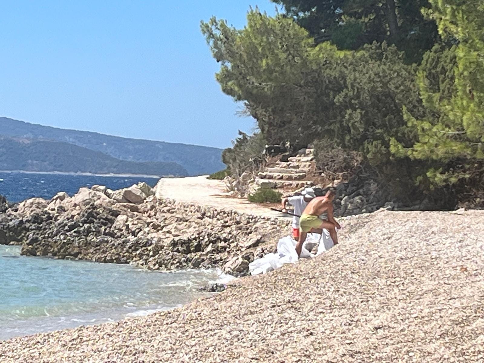 Šef TZ Bol: "Ovi muškarci upravo su izvršili desant na bračku plažu i krenuli krasti žalo!"