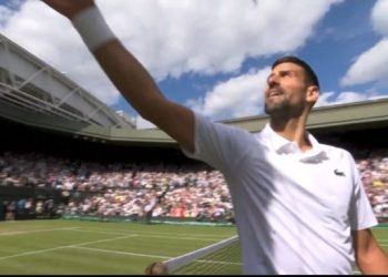 WIMBLEDON Đokoviću zasmetao navijač. Požalio se sucu: ‘Onaj lik tamo, u sivoj trenirci, niz stepenice… Ulovite ga’ | NACIONAL.HR