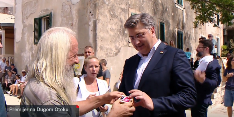 DUGI OTOK Ovo sigurno nije očekivao! Mještanin Plenkoviću uz dobre želje poklonio – govno | NACIONAL.HR