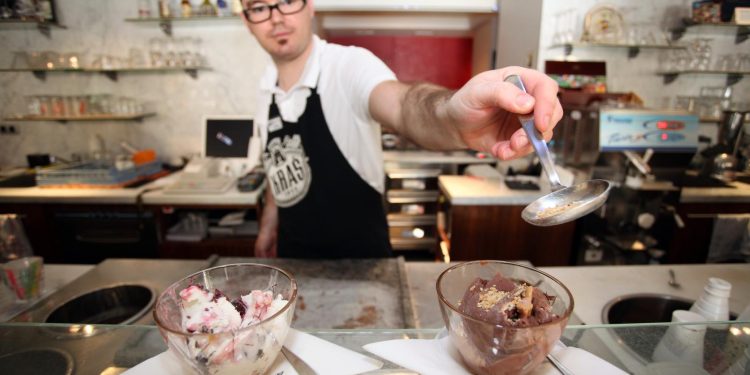 OSTAO BEZ RIJEČI Influencera šokirale cijene u Hrvatskoj: ‘Porcija sladoleda u Opatiji 17 eura!’ | NACIONAL.HR