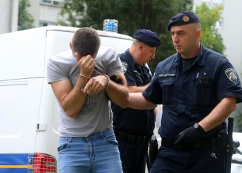 DRAMA U SPLITU Ozlijedio policajce, pokušao progurati ključ pa lupao glavom o zid | NACIONAL.HR
