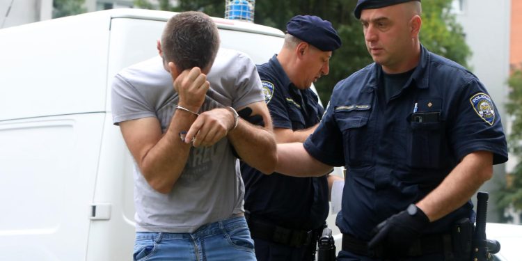 DRAMA U SPLITU Ozlijedio policajce, pokušao progurati ključ pa lupao glavom o zid | NACIONAL.HR