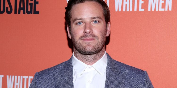 MAZOHIST Armie Hammer optužen da je nožem urezao slovo A u međunožje svoje djevojke, on kaže da je sve bilo sporazumno | NACIONAL.HR