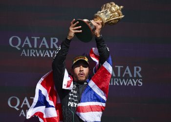 MALO I ZAPLAKAO Hamilton nakon dvije i pol godine upisao prvu pobjedu i srušio Schumacherov rekord | NACIONAL.HR