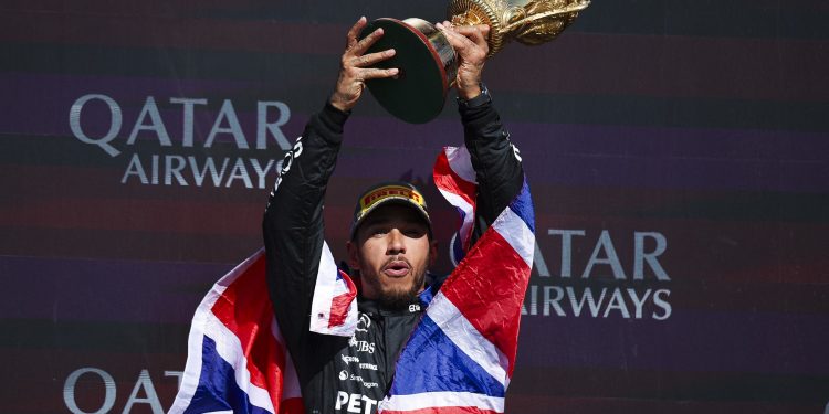 MALO I ZAPLAKAO Hamilton nakon dvije i pol godine upisao prvu pobjedu i srušio Schumacherov rekord | NACIONAL.HR