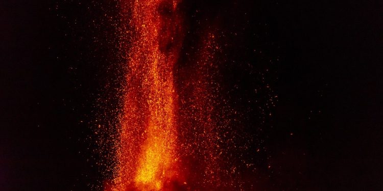 ERUPTIRALA ETNA Probudio se najaktivniji vulkan u Europi, pogledajte snimke | NACIONAL.HR
