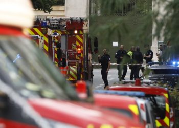 UŽAS U PARIZU Autom udario u terasu kafića, jedan mrtav, dvoje teško ozlijeđeno | NACIONAL.HR