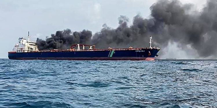 NE ZNA SE UZROK Zapalila se dva velika naftna tankera kod Singapura | NACIONAL.HR