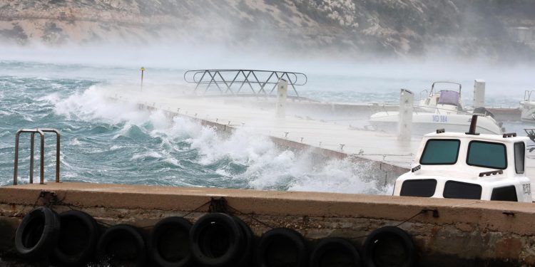 HAK Zbog vjetra otežan promet na Jadranskoj magistrali | NACIONAL.HR