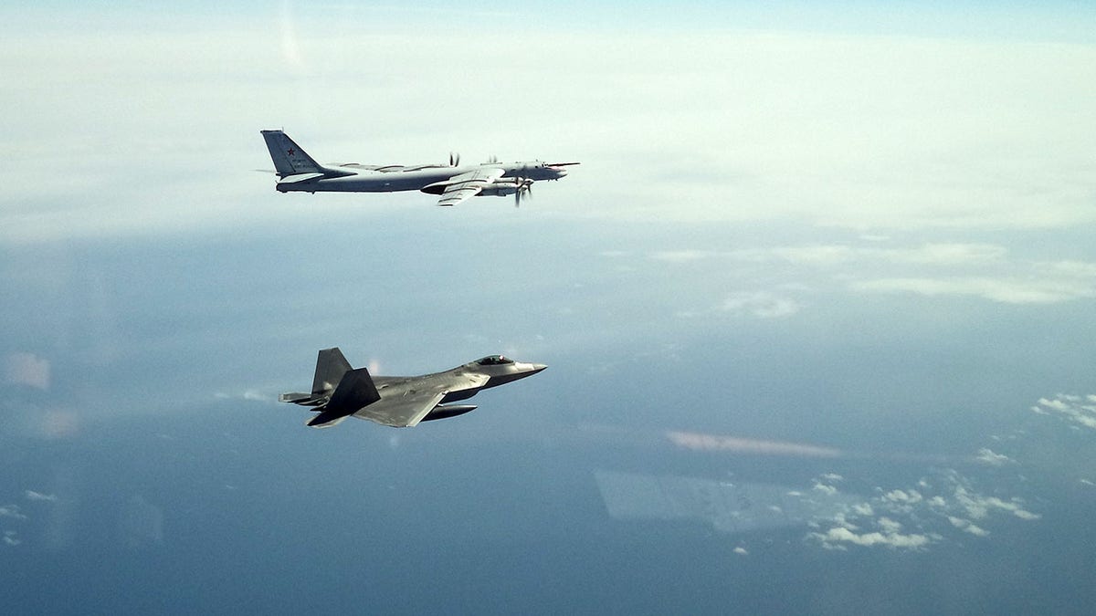 F-22 Raptor Sjevernoameričkog zapovjedništva zračne svemirske obrane leti pokraj ruskog bombardera Tu-95 tijekom presretanja u zoni identifikacije protuzračne obrane Aljaske 16. lipnja 2020.