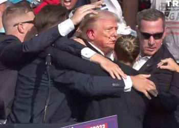 PUZAO S PUŠKOM PO KROVU BBC objavio snimku svjedoka koji tvrdi da su policiju upozorili na atentatora, ali su ih ignorirali | NACIONAL.HR