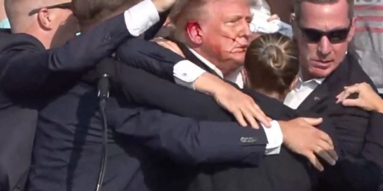 PUZAO S PUŠKOM PO KROVU BBC objavio snimku svjedoka koji tvrdi da su policiju upozorili na atentatora, ali su ih ignorirali | NACIONAL.HR