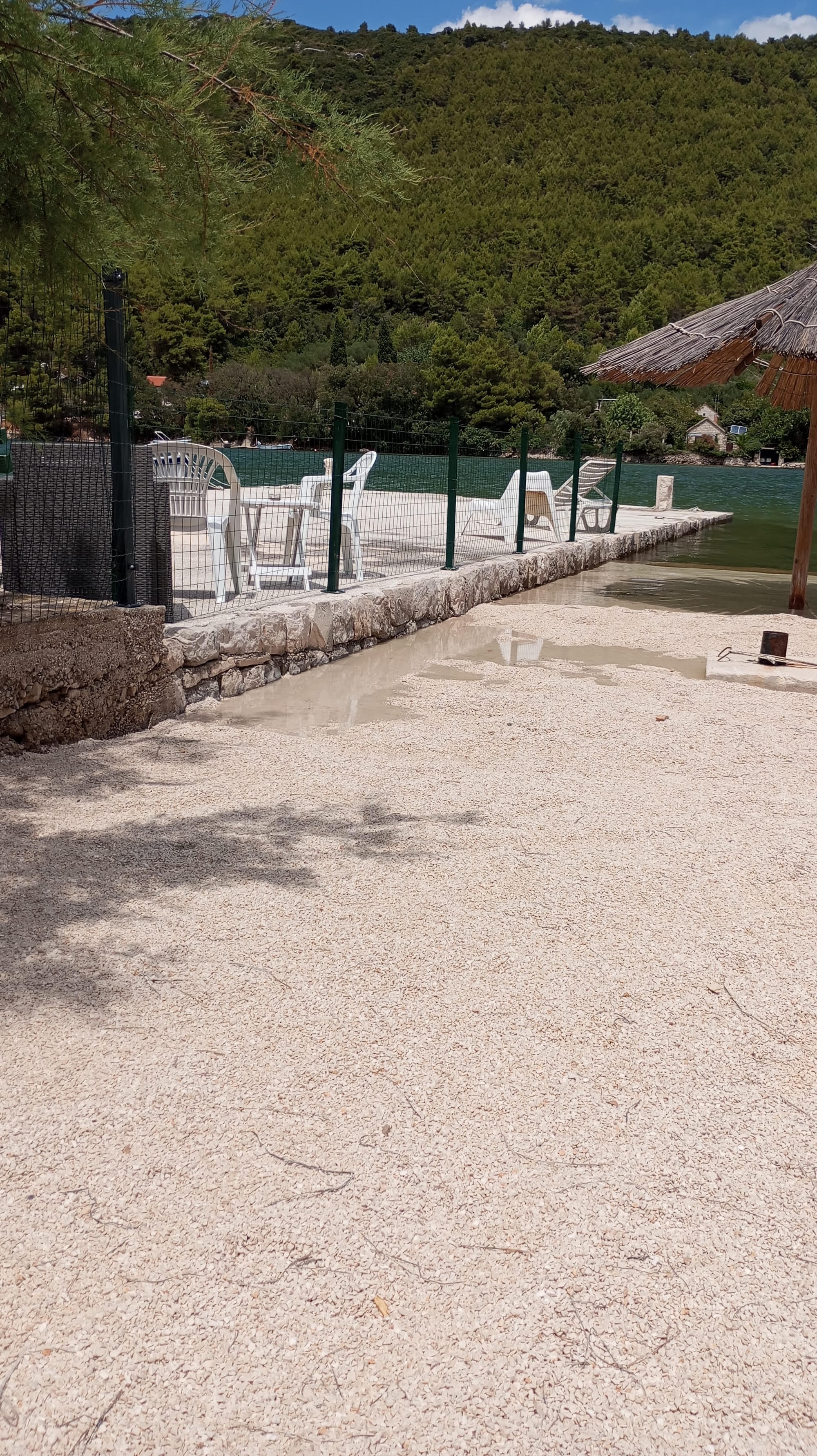 U Brocama kod Stona izgradili mul i podigli ogradu da nitko ne može proći